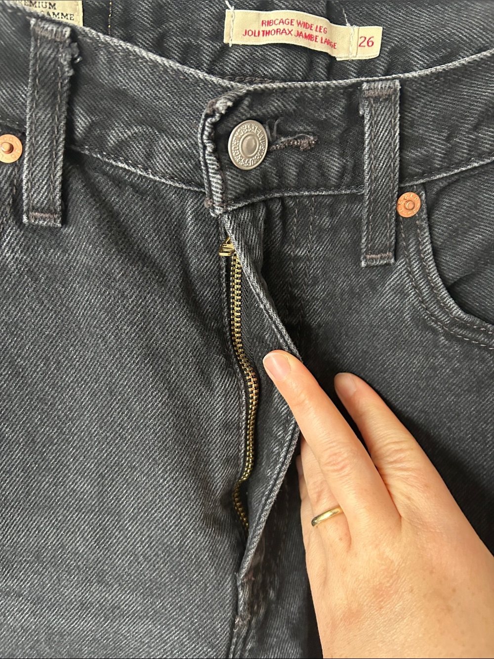 Levi’s RIBCAGE WIDE LEG JEANS - Size 26 black grey charcoal - Picture 6 of 12